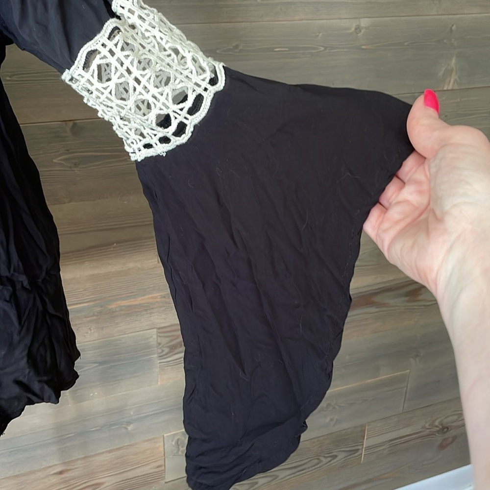 Beautiful peasant style, long sleeve scoopneck blouse - Picture 3 of 6